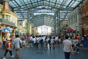 disneyland crowd