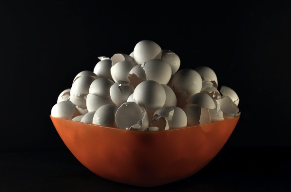 An orange bowl of cracked eggshells by Viktor Talashuk on Unsplash