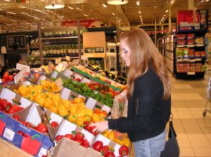 woman buying fruit